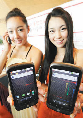 KT는 앞으로 수도권 지하철과 버스 등에서 무선인터넷 접속을 가능하게 하고 구글의 ‘넥서스원’ 등 인기 스마트폰을 도입할 계획이다. 모델들이 6월 말 판매 예정인 넥서스원을 들어 보이고 있다. 김재명 기자