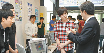 영남대 기계공학부 학생들이 학부 개설 50주년에 맞춰 마련한 ‘창의적 공학과제 전시회’에서 행사장을 찾은 이효수 총장(오른쪽)과 이야기를 나누고 있다. 사진 제공 영남대