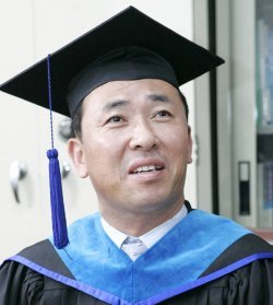 2005년 이광수 씨가 경남대에서 석사학위를 받았을 때의 모습. 동아일보 자료 사진