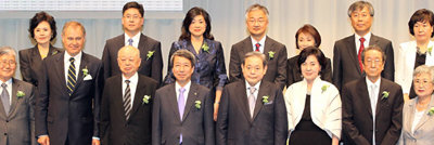 1일 서울 중구 호암아트홀에서 열린 제20회호암상시상식에참석한수상자및귀빈들. 앞줄 왼쪽부터 사회복지법인 월드비전 박종삼 회장, 노벨재단미카엘솔만사무총장, 이현재 호암재단 이사장, 정운찬 국무총리,이건희삼성회장과부인홍라희여사,연극인장민호씨내외, 뒷줄 왼쪽부터 정영숙월드비전국제이사,윌리엄한하버드대의대교수내외,이평세버클리캘리포니아대교수내외,유룡KAIST특훈교수내외. 사진 제공 삼성그룹