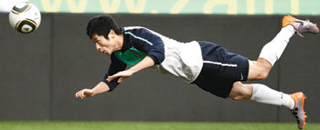 이 멋진 슛 스페인 골문에…4일 오전 1시(한국 시간) 열리는 스페인과의 마지막 평가전은 아르헨티나를 대비한 맞춤 모의고사다. 아르헨티나의 리오넬 메시를 전담 수비하게 될 이영표가 2일 경기 장소인 오스트리아 인스브루크 티볼리노이 스타디움에서 훈련 중 몸을 날리며 헤딩하고 있다. 인스브루크=전영한 기자