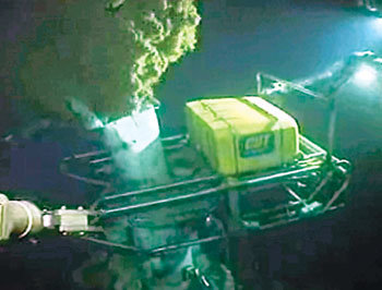 영국 석유회사 브리티시페트롤리엄(BP)은 원유가 유출된 멕시코 만 심해에서 잠수로봇을 이용해 손상된 파이프를 잘라내고 새로 캡을 씌우는 모습을 1일 동영상을 통해 공개 했다. 멕시코 만=로이터 연합뉴스