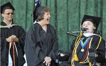 몸이 불편한 손녀 애슐리 씨(오른쪽)를 보살핀 공로로 미국 라베른대 졸업식에서 깜짝명예학사 학위를 받은 린다 휴스 씨(가운데). 사진 출처 ‘샌 게이브리얼 밸리 트리뷴’