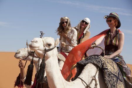 사막 한 가운데에서 즐거운 한 때를 보내는 네 명의 주인공들. 이들의 '사막 패션쇼'는 패션 화보 같은 눈요깃거리를 선사한다. 사진 제공 워너브러더스코리아.