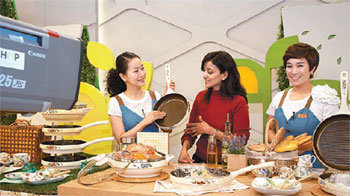 3일 서울 영등포구 문래동 GS홈쇼핑 방송 스튜디오에서 인도의 홈쇼핑 업체 ‘홈샵18’의 쇼핑호스트 메그나 크리슈나 씨(가운데)가 GS홈쇼핑의 쇼핑호스트들에게 제품의 장점을 시청자들에게 효과적으로 전달하는 방법에 대해 묻고 있다. 사진 제공 GS샵