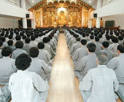 서울 종로구 가회동 안국선원에서 정진하고 있는 불자들. 사진 제공 안국선원