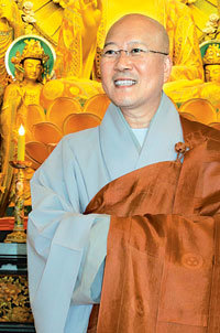 5월 26일 부산 금정구 안국선원에서 만난 수불 스님은 “간화선을 통해 정신의 벽을 한번 깨보는 것은 정신적 성숙에 도움이 된다”며 “재가불자들도 며칠만 치열하게 정진하면 이런 경험을 할 수 있다”고 말했다. 부산=민병선 기자 bluedot@donga.com