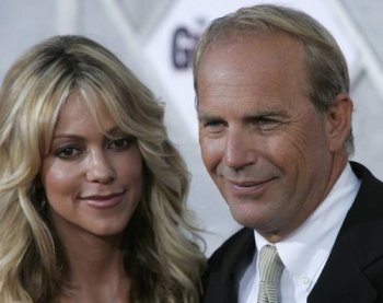 배우 케빈 코스트너(오른쪽)와 그의 아내 크리스틴 바움가르트너. 동아일보 자료사진