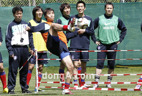 오스트리아 노이스티프트 캄플경기장서 유럽 훈련 마지막 날인 4일 오후 (한국시간)한국 축구 대표팀 이동국 선수가 갖가지 표정을 지으며 족구를 하고 있다. 대표팀은 5일 오전 남아공 요하네스버그에 도착한다. 인스부르크｜전영한 기자 scoopjyh@donga.com