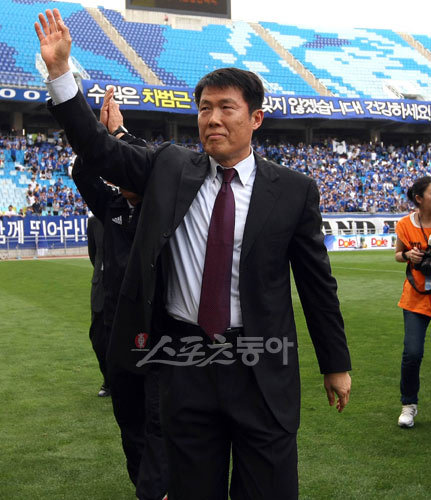 굿바이 차범근! 
6년 반 동안 수원 삼성을 이끈 차범근 감독이 6일 전북 현대와의 고별전을 마치고 그라운드를 빠져 나오며 팬들에게 손을 흔들어 
인사하고 있다.