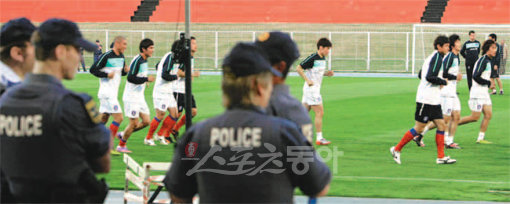 5일(한국시간) 남아공에 도착한 한국 대표팀이 도착 첫날 루스텐버그 올림피아 파크 경기장에서 경찰의 삼엄한 경비 속에 가볍게 몸을 풀고 있다. 루스텐버그(남아공) ｜ 전영한 기자 scoopjyh@donga.com