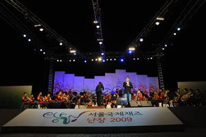 ‘서울국제재즈난장 2010’이 11일부터 사흘간 열린다. 지난해 첫 행사에도 많은 시민이 모여 세계 각국에서 온 재즈 연주자들의 공연을 감상했다. 사진 제공 서울시