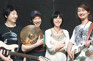 2일 서울 낙성대 인근 스튜디오에서 연습하고 있는 문인밴드 ‘말도안돼’의 노희준 박범준 황여정 박상 씨(왼쪽부터). 하재영 씨는 이날 늦게 오는 바람에 사진을 찍지 못했다. 이들은 일주일에 2, 3회 씩 인디밴드 ‘레타나 수이사이드’의 멤버이자 문학평론가인 최정우 씨의 스튜디오에서 연습한다.홍진환 기자 jean@donga.com