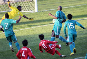 6일 남아프리카공화국 요하네스버그 템비사의 마쿨롱 경기장에서 열린 월드컵 본선 진출국 북한과 나이지리아의 평가전에서 북한의 문인국(11번)이 상대 수비를 뚫고 넘어지면서 슛을 날리고 있다. 요하네스버그=전영한 기자 scoopjyh@donga.com