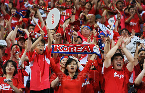 한국 축구 서포터스 붉은악마는 남아공에도 출현한다. “대∼한민국”의 붉은 함성은 검은 대륙을 후끈 달아오르게 할 전망이다.동아DB