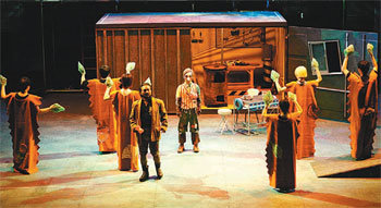 ‘피노키오의 모험’ 1막. 숲에 나무하러 온 제페토(왼쪽에서 네 번째)가 “나를 만들어 주세요”라는 피노키오(가운데)의 속삭임을 듣고 의아해하고 있다. 사진 제공 더뮤즈