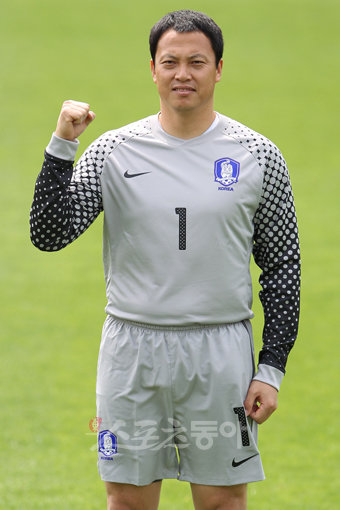 한국대표팀의 베테랑 골키퍼 이운재. 축구의 운명은 골에서 갈리기 때문에 골키퍼들이 느끼는 부담감은 상상을 초월한다. 스포츠동아DB