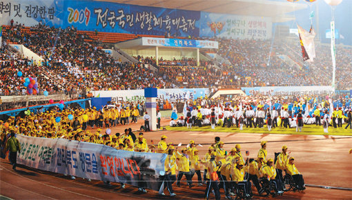 생활체육의 뜨거운 열기 전국국민생활체육대축전의 하이라이트인 개막식 퍼레이드. 사진은 2009년 전북 전주시에서 개최된 축전 개막식에서 전라북도팀이 입장하고 있는 장면이다. 사진제공｜국민생활체육회