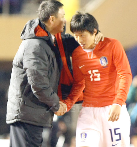 허정무 감독 “보경아 잘했어!” 2월 14일 일본 도쿄 국립경기장에서 열린 2010 동아시아축구선권대회 한국 대 일본의 경기에서 교체돼 벤치로 들어오던 김보경(오른쪽)이 허정무 감독의 격려를 받고 있다. 스포츠동아DB