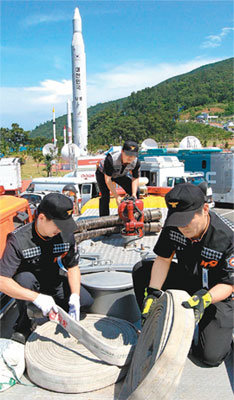 나로호 발사를 하루 앞둔 8일 전남 고흥군 외나로도 나로우주센터에는 화재진화용 화학소방차가 상주하며 만일의 사태에 대비하고 있는 가운데 소방관들이 화재진압 장비를 점검하고 있다. 박영철 기자
