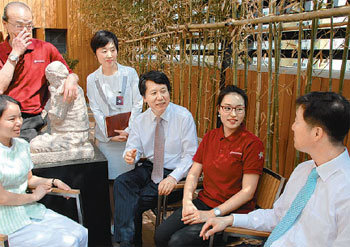 대구보건대병원 김한수 병원장(가운데)이 병원 8층 하늘정원에서 직원들과 이야기를 나누고 있다. 이권효 기자