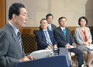 고건 사회통합위원장(왼쪽)이 8일 청와대에서 열린 제2차 정기회의 결과를 브리핑하고 있다. 청와대사진기자단