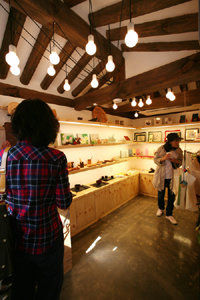 서울시가 북촌한옥마을을 알리고 지역 브랜드를 끌어올리기 위해 마련한 북촌가게가 개장 한 달을 맞았다. 한 달 사이 북촌가게는 북촌만의 특징이 살아있는 전통 공예품 50여점을 발굴해냈다. 북촌가게를 찾은 고객이 진열된 상품을 구경하는 모습. 사진 제공 서울시