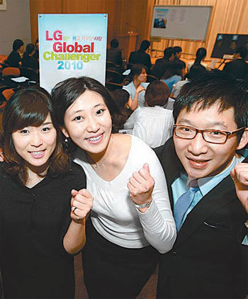 28 대 1로 사상 최고 경쟁률을 기록한 ‘LG글로벌챌린저 2010’ 면접에 참가한 대학생들. 사진 제공 LG