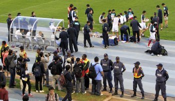 7일 오후(한국시간) 남아공 요하네스버그 러스텐버그의 올림피아 파크 경기장에서 훈련을 마친 한국대표팀 선수들을 경찰들이 보호하고 있다. 러스텐버그=전영한 기자 scoopjyh@donga.com