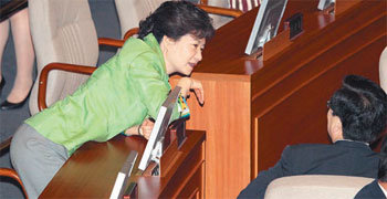 박근혜 전 한나라당 대표가 9일 국회 본회의장에서 앞줄에 앉은 친박계 서병수 의원과 대화를 나누고 있다. 서 의원은 다음 달로 예정된 전당대회에서 최고위원 선거에 출마할 예정이다. 이종승 기자