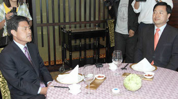 허남식-김두관 “현안 협력” 9일 허남식 부산시장(왼쪽)과 김두관 경남지사 당선자가 부산 롯데호텔에서 오찬 회동을 가졌다. 두 사람은 “두 지방자치단체의 공동발전을 위해 협력하고 현안이 있으면 수시로 만나서 논의하겠다”고 말했다. 부산=최재호 기자