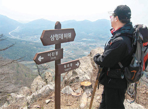 오갑산 삼형제 바위에서 본 조망. 멀리 보이는 도로가 중부내륙고속도로다. 장기우기자