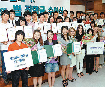 10일 ‘별의 별 장학금’을 받은 영진전문대 학생들이 즐거운 표정으로 증서를 보여주고 있다. 이권효 기자