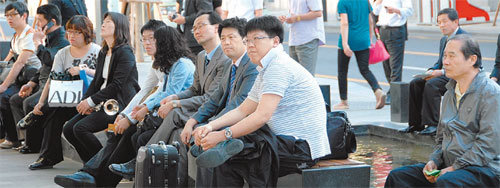 대구 중앙로 공터에서 열린 ‘퐁당퐁당 콘서트’를 지나가던 시민들이 감상하고 있다. 이권효 기자