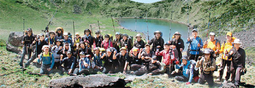 한라산등산학교 학생들이 마지막 훈련 과정인 동서종주를 하면서 한라산 정상 백록담에서 완주 결의를 다졌다. 임재영 기자