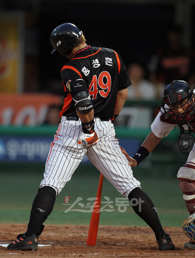 ‘악! 내 꼬리뼈’ 롯데 홍성흔이 9일 목동 넥센전에서 사구로 타점을 올렸지만 맞아도 민망하기 그지없는 꼬리뼈를 강타 당하며 포털사이트 실시간 검색어 1위에 오르기도 했다. 국경원 기자｜ oneout@donga.com