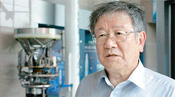 항공우주연구원 본관 나로호 모형 앞에 선 정규수 박사. 사진 제공 갤리온