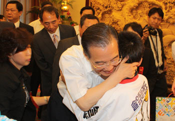 11일 중국 베이징으로 한국 고아들과 최근 지진으로 부모를 잃은 중국 소년들을 함께 초청한 원자바오 총리가 애정이 가득한 표정으로 한국인 소년을 감싸 안고 있다. 베이징=이헌진 특파원