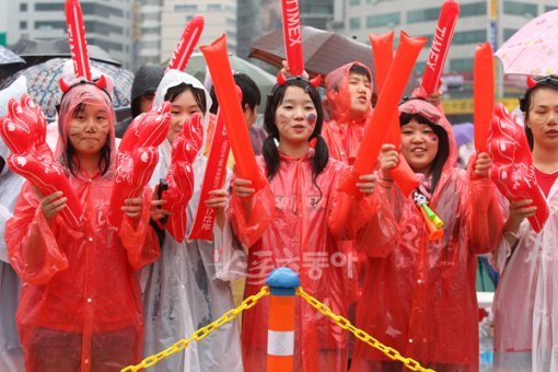2010 남아공월드컵 그리스전이 열리는 12일 오후 서울시청 앞 광장에서 우비를 입은 시민들이 응원을 펼치고 있다.