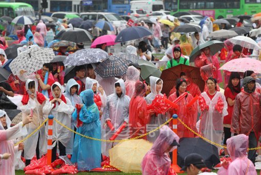 2010 남아공월드컵 그리스전이 열리는 12일 오후 서울시청 앞 광장에 속속 모이는 우비입은 붉은악마.