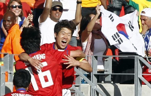 12일 오후 남아공 포트엘리자베스 넬슨만델라베이 경기장에서 펼쳐진 한국 대 그리스와의 후반전 경기에서 박지성 선수가 골은 넣고 풍차 세레머니를 하고 있다. 전영한 기자
