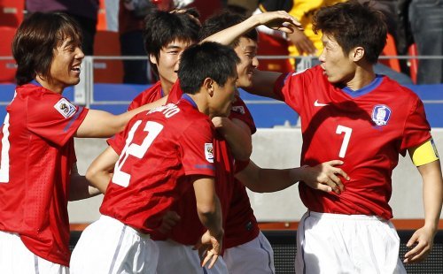 12일 오후 남아공 포트엘리자베스 넬슨만델라베이 경기장에서 펼쳐진 한국 대 그리스와의 전반전 경기에서 이정수 선수가 첫골을 넣은 뒤 박지성,박주영 선수가 서로 웃고 있다. 포트엘리자베스=전영한 기자 scoopjyh@donga.com ☞ 사진 더 보기