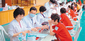 중국 선양 시 신생활집단유한공사 직원 620여 명이 13일 대구 영남대의료원에서 건강검진을 받고 있다. 사진 제공 영남대의료원