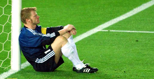 2002년 한일월드컵 결승전 독일-브라질 전에서 2골을 내주고 골포스트에 어깨를 기댄 채 절망에 젖어 있는 독일의 골키퍼 올리버 칸. 스포츠동아DB