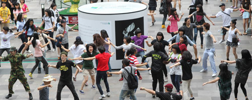 “헌혈 감사드립니다” 플래시몹 대한적십자사가 13일 오후 서울 강남구 삼성동 코엑스 밀레니엄 광장에서 개최한 플래시몹(Flash mob·불특정 사람들이 특정 장소에 모여 특정 행동을 한 뒤 흩어지는 것) 이벤트에서 참가자들이 춤사위를 펼치고 있다. 적십자사는 세계 헌혈자의 날을 하루 앞두고 국내 헌혈자에게 감사하는 마음을 표현하기 위해 행사를 마련했다. 변영욱 기자 cut@donga.com