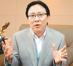 박근희 중국삼성 사장이 10일 중국 베이징의 본사 사무실에서 중국 노동자들과의 소통 강화를 위해 실시하고 있는 다양한 경영사례를 설명하고 있다. 베이징=구자룡 특파원 bonhong@donga.com