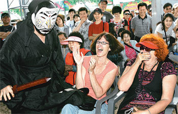 12일 개막한 강릉단오제에서 외국인들이 흥겨운 시간을 보내고 있다. 사진 제공 강릉단오제위원회