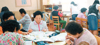 부산 해운대구 반여4동 삼어초등학교에서 할머니 20여 명이 학부모 자원봉사자들로부터 한글을 배우고 있다. 사진 제공 삼어초등학교