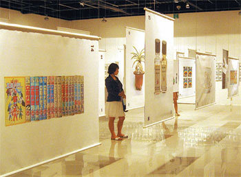 ‘기억의 풍경’전은 보통 사람들의 ‘수집’과 수집에 대한 이야기를 전시장으로 끌어들였다. 다양한 물건을 모으는 수집가들의 애장품을 족자 형태의 배너로 전시하면서 수집의 의미를 개인적 취미를 넘어서는 사회적 예술적 관점으로 해석한다. 고미석 기자