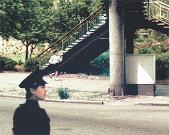 사진작가 백승우 씨의 ’블로 업’ 시리즈. 북한의 통제와 검열을 거치고 남아있는 사진 중 일부분을 확대해 북한이 숨기고 싶어하는 모습을 드러낸 작업이다. 사진 제공 일우스페이스